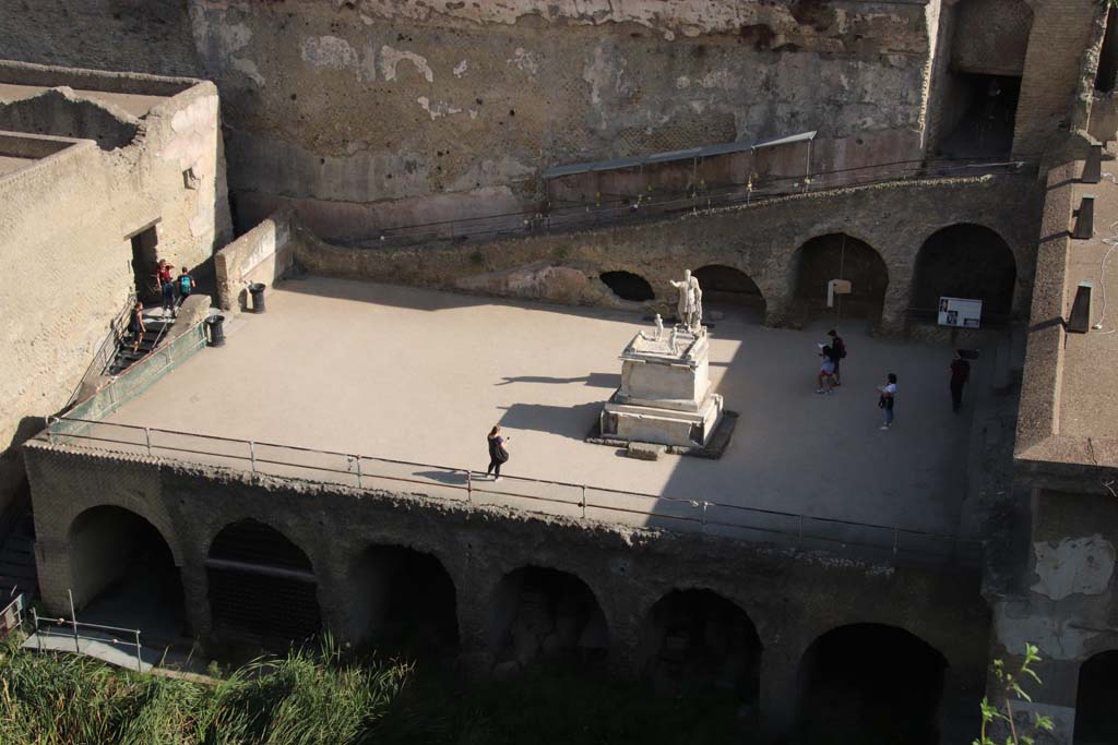 Herculaneum. September 2017.  
Looking down from access roadway towards the Terrace of Marcus Nonius Balbus. 
In the upper right, is the south end of ramped vaulted passageway/gate, leading down from Cardo V. 
Photo courtesy of Klaus Heese.